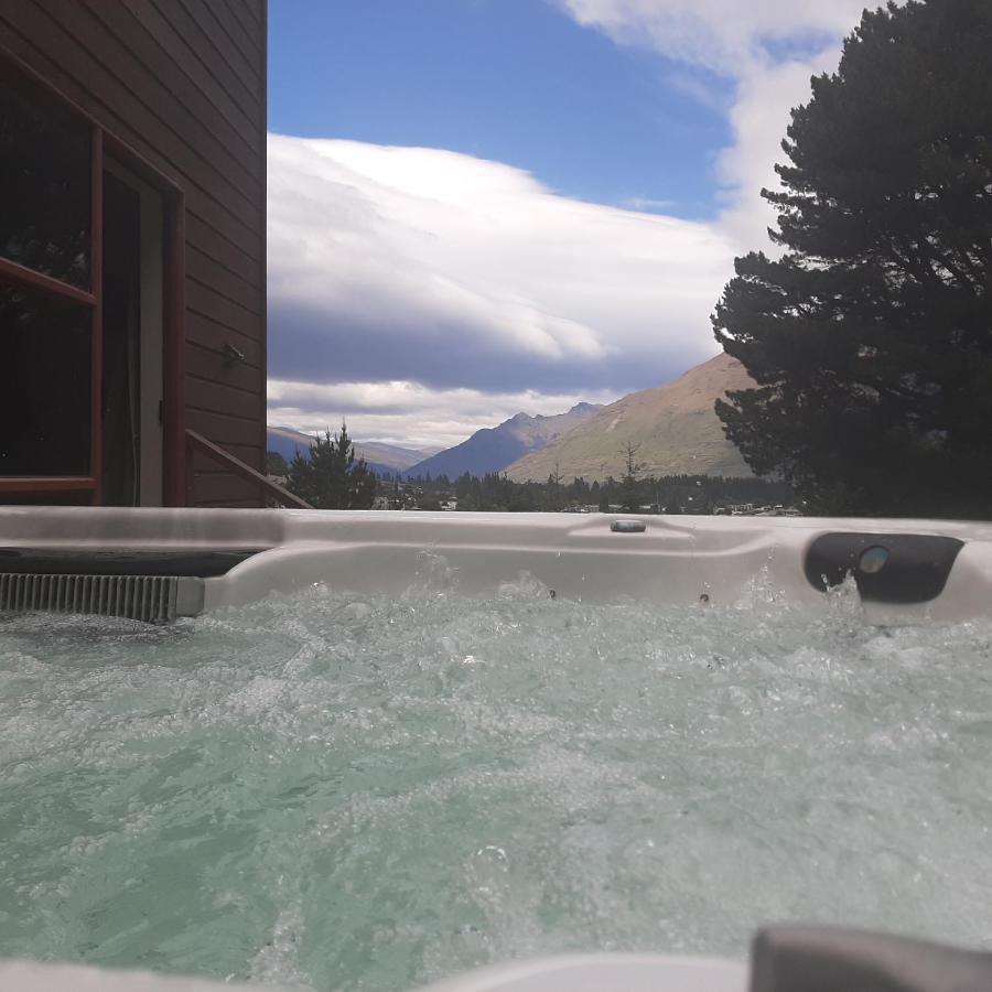 Hot Tub And Views Over Central Queenstown - Entire Holiday House ภายนอก รูปภาพ