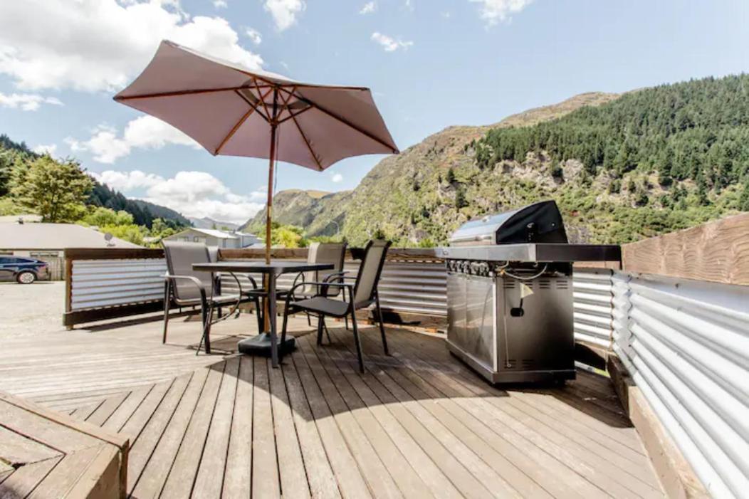 Hot Tub And Views Over Central Queenstown - Entire Holiday House ภายนอก รูปภาพ