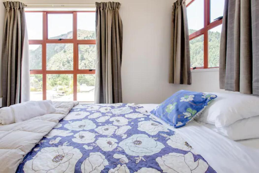 Hot Tub And Views Over Central Queenstown - Entire Holiday House ภายนอก รูปภาพ